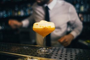 Chcesz zrobić wrażenie na zabawie? Pokazy barmańskie – mobilny barman
