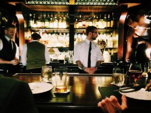 Najlepszy barman – najlepsza rozrywka. Usługi barmańskie – pokaz barmański na wesele i wieczór panieński.