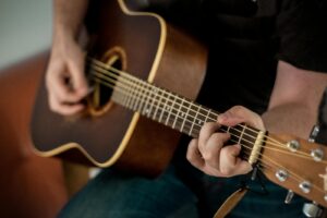 Gitara akustyczna a umiejętności muzyczne – klucz do rozwoju talentu muzycznego